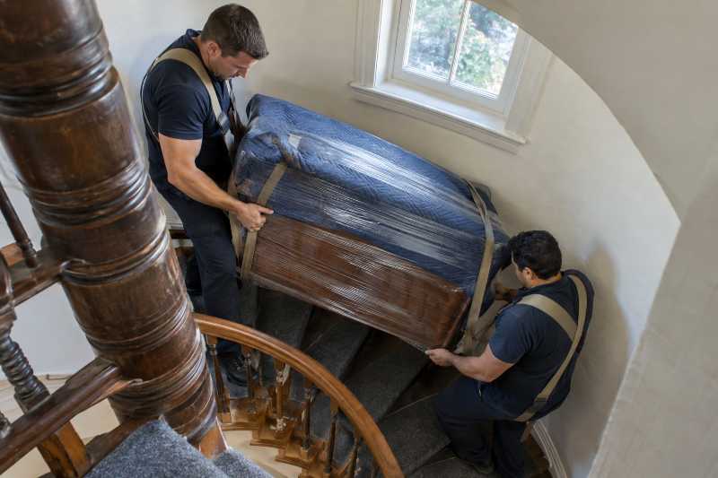 Portage d'un meuble dans un escalier étroit, déménagement de Massy vers Barcelone
