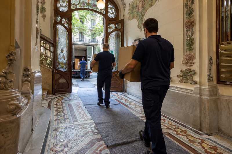 Entrée d'un immeuble moderniste, départ de Paris 10e
