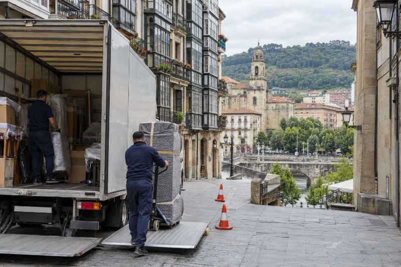Déchargement dans une rue du Pays basque, départ de Paris 11e