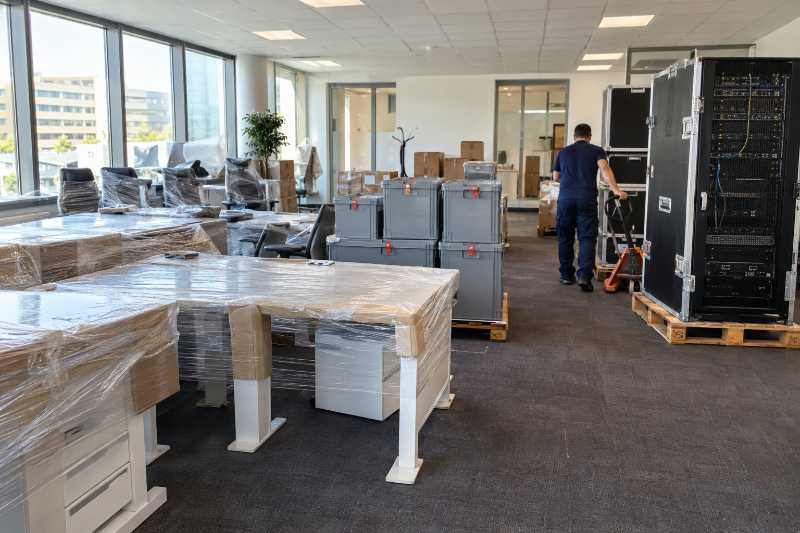 Mobilier de bureau emballé sur palettes, déménagement de Paris 12e vers Malaga