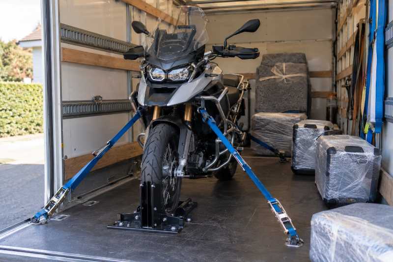 Moto sanglée dans un sabot de roue, déménagement de Paris 14e vers Alicante