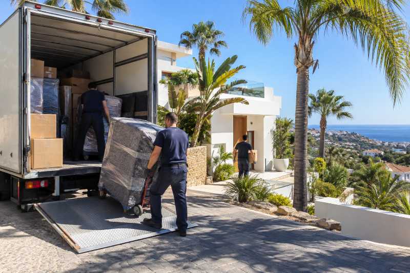 Camion de déménagement devant une villa blanche, déménagement de Paris 14e vers Malaga