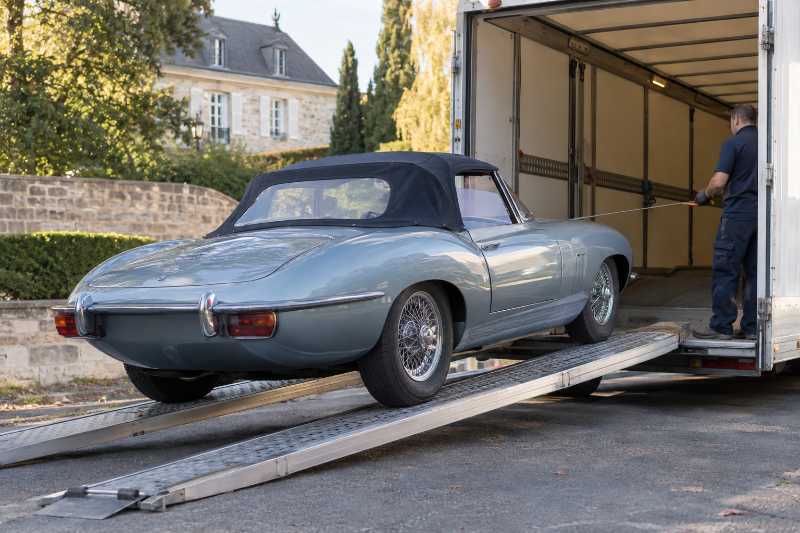Cabriolet ancien chargé par rampe, déménagement de Paris 15e vers Valence