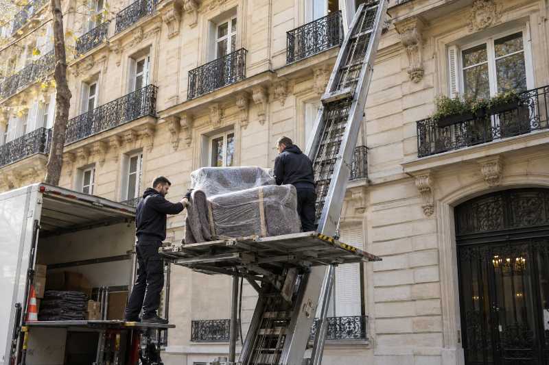 Monte-meubles contre une façade d'immeuble parisien, déménagement de Paris 5e vers Valence