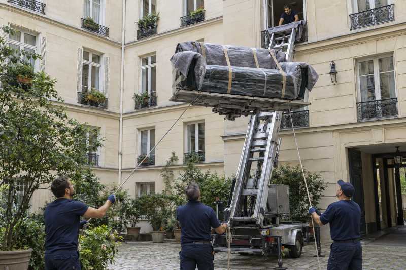 Canapé descendu par une fenêtre à l'élévateur, déménagement de Paris 7e vers Valence