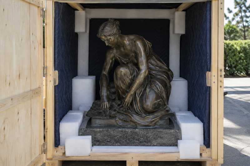 Sculpture sur socle dans son caisson, départ de Paris 8e